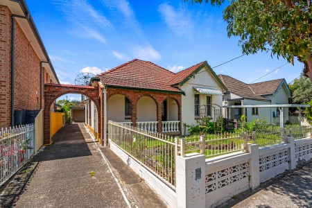 CLASSIC FULL BRICK FAMILY HOME ON A 557.8SQM BLOCK - OPEN TO VIEW THURSDAY 5.30-6PM & SATURDAY 11-11.30AM