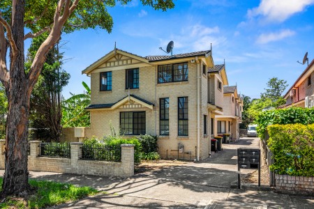 STUNNING 2 BEDROOM TOWNHOUSE