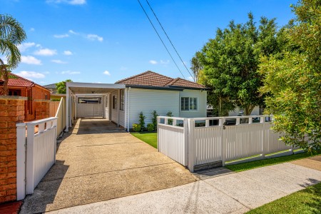 JUST MOVE RIGHT IN AND ENJOY - IMMACULATE FAMILY HOME !!