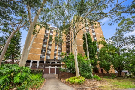 CLASSIC 2 BEDROOM APARTMENT - ONLY 750M TO THE STATION