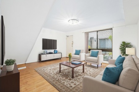 FULL BRICK TOWNHOUSE STYLE APARTMENT - 900M TO THE STATION