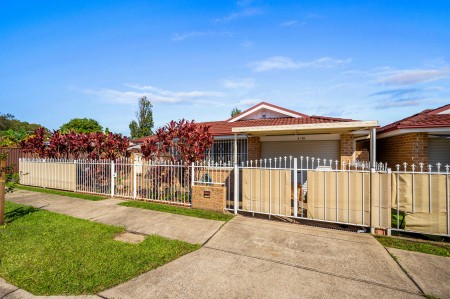BEAUTIFUL FREE-STANDING BRICK VILLA!