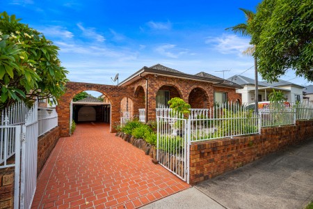 SUPER NEAT FAMILY HOME - 545SQM BLOCK AND 15.24M FRONTAGE