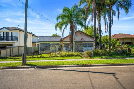 PLENTY OF POTENTIAL - 758sqm BLOCK AND 18.2m FRONTAGE