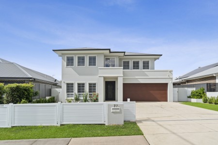 LUXURIOUS FAMILY HAVEN IN A PREMIER LOCATION!