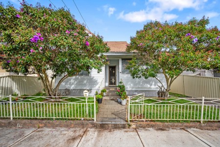 HOUSE AND GRANNY FLAT WITH 2 STREET FRONTAGES IN A GREAT LOCATION