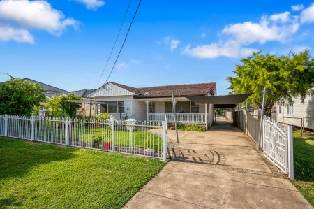 SPACIOUS FAMILY HOME ON 728SQM - ZONED R4 - OPEN TO VIEW WED 4.30-5PM AND SAT 4-4.30PM