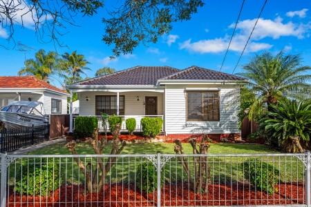 CLASSIC HOME - MOVE RIGHT IN !! - OPEN TO VIEW THURSDAY 6-6.30PM AND SATURDAY 12-12.30PM