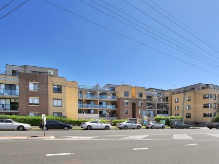 WELL MAINTAINED 2 BEDROOM UNIT IN A SECURE BLOCK