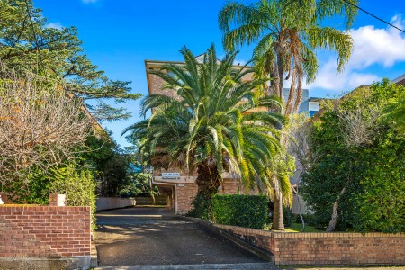 TOP FLOOR 2 BEDDER WITH 2 GARAGES IN A SMALL COMPLEX OF 6