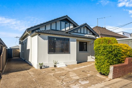 SUPER NEAT AND SPACIOUS FAMILY HOME