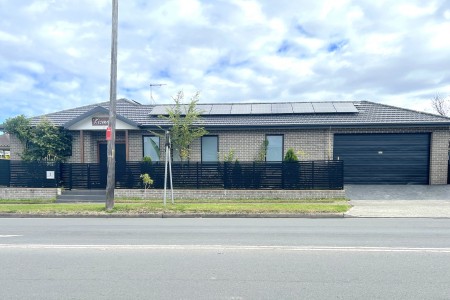 SPACIOUS 4 BEDROOM FAMILY HOME WITH DOUBLE GARGAE