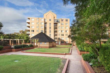 CONVENIENTLY LOCATED 1 BEDROOM UNIT- 200M WALK TO STATION!