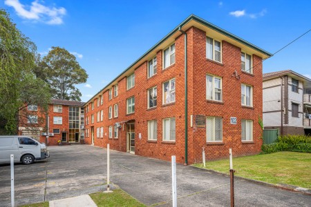 TOP FLOOR 2 BEDDER IN A POPULAR LOCATION