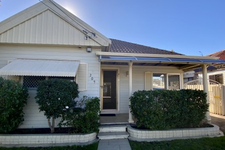 3 BEDROOM FAMILY HOME - 600M FROM THE STATION