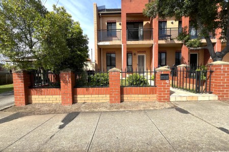 BEAUTIFUL 2 BEDROOM TOWNHOUSE PLUS EXTRA LARGE STUDY