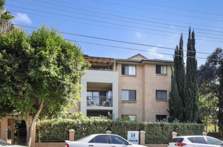 HUGE GROUND FLOOR UNIT IN A PRIME POSITION - OPEN TO VIEW SATURDAY 10.15-10.45AM