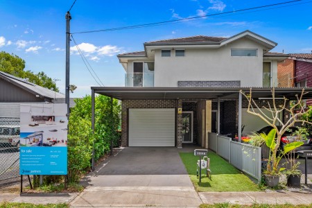 TORRENS TITLE - 5 BEDROOM DUPLEX WITH LOCK-UP GARAGE!