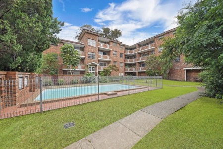 IMMACULATE LARGE UNIT IN A COMPLEX WITH A POOL!