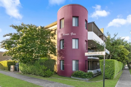 MODERN 2 BED 2 BATH APARTMENT WITH LOCK UP GARAGE 350M TO TRAIN STATION