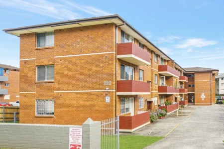 INSPECTION CANCELLED- DEPOSIT PAID 
2 BEDROOM UNIT 200M TO TRAIN STATION