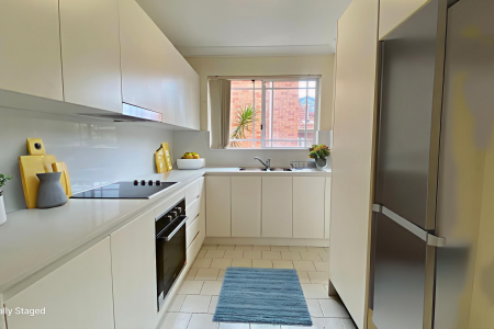 BEAUTIFUL 2 BEDROOM UNIT 700M TO YAGOONA STATION