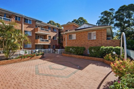 BEAUTIFUL 2 BEDROOM UNIT 700M TO YAGOONA STATION