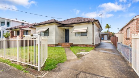 BEAUTIFULLY PRESENTED HOME WITH MODERN BRICK GRANNY FLAT