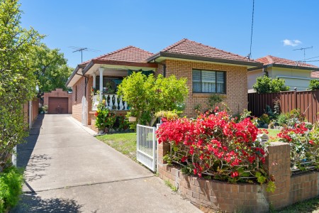 BRICK HOME WITH MODERN GRANNY FLAT - 612SQM HIGH SIDE BLOCK - $1310 PER WEEK RENTAL