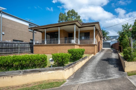 4 BEDROOM FAMILY HOME  - 651SQM BLOCK - OPEN TO VIEW SATURDAY 1-1.30PM