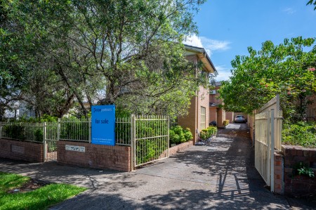 TOWNHOUSE IN A GREAT LOCATION - CONVENIENCE & INVESTMENT POTENTIAL!!!