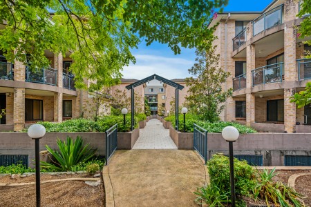 GREAT LOCATION - CLOSE TO ALL AMENITIES