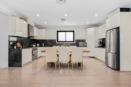 HIGH QUALITY FAMILY HOME PLUS MODERN GRANNY FLAT