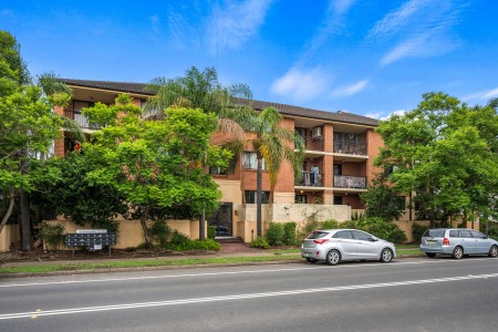 BIG NORTH FACING TOP FLOOR APARTMENT WITH DOUBLE GARAGE AND VIEWS