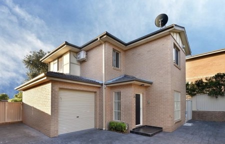 CHARMING & CONVENIENT TOWNHOUSE IN PRIME AUBURN LOCATION - OPEN TO VIEW SATURDAY 1-1.30