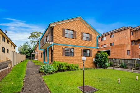 UNIQUE 127SQM PROPERTY FEATURING PRIVATE ENTRY & LOCK-UP GARAGE!!!