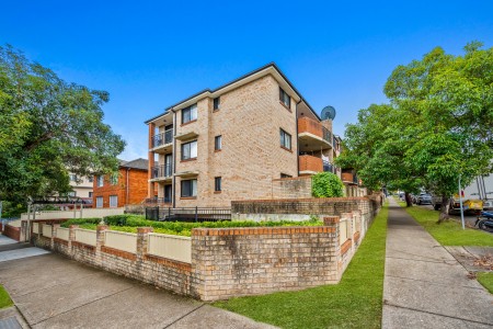 SPACIOUS UNIT WITH 2 BALCONIES IN A PRIME POSITION