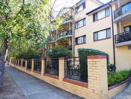 SPACIOUS 2 BED 2 BATHROOM UNIT WITH LOCKUP GARAGE