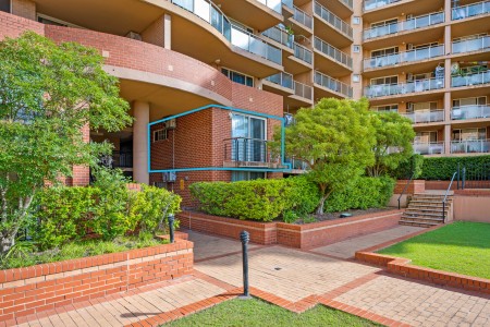 CONVENIENTLY LOCATED - 260M WALK TO STATION!