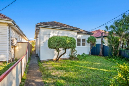 POSITION AND POTENTIAL - 334SQM BLOCK WITH REAR LANE ACCESS