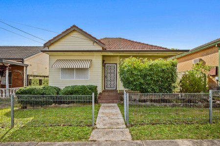 WHAT AN OPPORTUNITY &ndash; 2 LOTS AND REAR LANE ACCESS