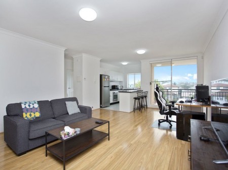 SUNNY AND SUPER SIZED 3 BEDROOM APARTMENT - 106SQM PLUS CARSPACE
