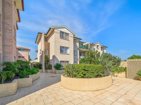SUNNY AND SUPER SIZED 3 BEDROOM APARTMENT - 106SQM PLUS CARSPACE