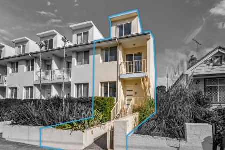 SUPER SIZED TOWNHOUSE  - OPEN TO VIEW SATURDAY 11-11.30AM
