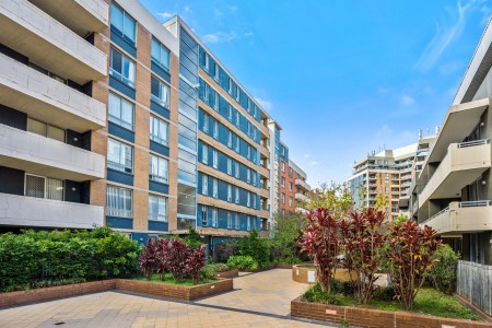 HUGE NORTH FACING 3 BEDROOM APARTMENT PLUS 2 CARSPACES  - 176SQM IN TOTAL  - OPEN TO VIEW SATURDAY 11 TO 11.30AM