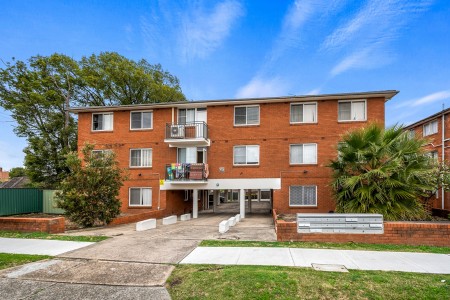BEAUTIFUL 2 BEDROOM 1 BATHROOM UNIT WITH CAR SPACE