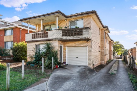 NEAT TWO BEDROOM UNIT 400M TO AUBURN STATION