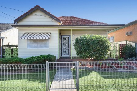 WELL PRESENTED LARGE 3 BEDROOM HOME