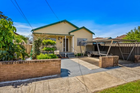 WHAT AN OPPORTUNITY - IMMACULATE FAMILY HOME ON A 524SQM BLOCK - OPEN TO VIEW SATURDAY 2 TO 2.30PM