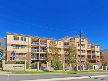 Fully Tiled Unit in Perfect Location